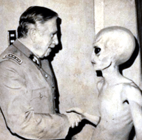 File:Pinochetalien.png